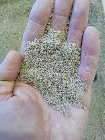 Кварцевый песок для площадок фр. 0,6-1,2 мм.  купить в Красноярске фото Камень Клуб