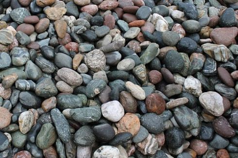 Kamenclub.ru: Галька речная окат (ассорти) фр. 50-100 мм. купить  в Красноярске галька природная округлая серая белая черная серая коричневая синяя галька речная окатанная округлая 6200 руб/т   фото КАМЕНЬ КЛУБ