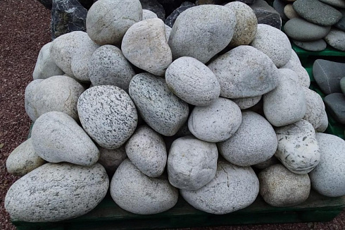 Kamenclub.ru: Бело-серый валунчик фр.100-300 мм.  купить в Красноярске крупный камень для ландшафта серый, белый бело-серый валун крупная галька 4500 руб/т   фото КАМЕНЬ КЛУБ