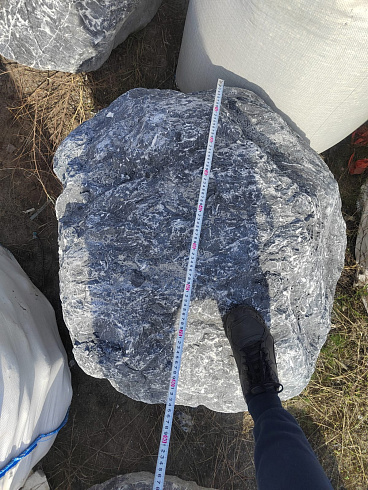 Kamenclub.ru: Черный мрамор скальник фр. 1000-1500 мм.  купить в Красноярске мрамор черный белый серый крупный колотый валун ландшафтный 9000 руб/т   фото КАМЕНЬ КЛУБ