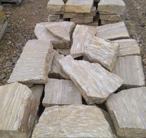 Kamenclub.ru: Песчаник пластушка желтый с рисунком (7-15 см)  купить в Красноярске плитняк - пластушка - бут желтый песчаник 10200 руб/м3   фото КАМЕНЬ КЛУБ