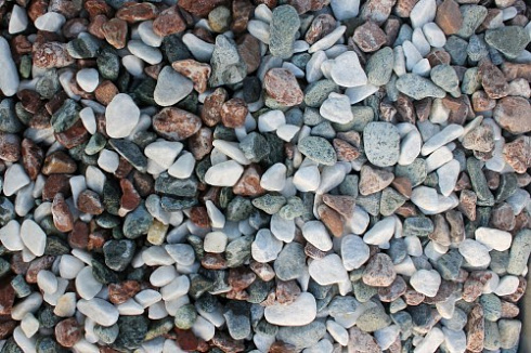 Kamenclub.ru: Мраморная крошка (щебень галтованный микс:белый-зеленый-розовый) фр.20-40 мм.  купить в Красноярске мрамор белый, зеленый, розовый мрамор декоративный (галтовка) 15500 руб/т   фото КАМЕНЬ КЛУБ