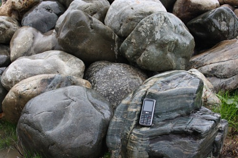 Kamenclub.ru: Речной валун Кабанчик фр.300-500 мм.  купить в Красноярске крупный природный камень галька серый, темно-серый речной валун галечник масштабный 7000 руб/т   фото КАМЕНЬ КЛУБ