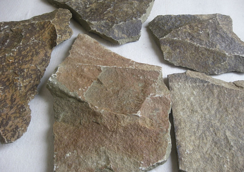 Kamenclub.ru: Песчаник пластушка "фонтанка" серо-зеленая (3,0-5,0 см)  купить в Красноярске песчаник серо-зеленая колотые плитки облицовочные пластушки 11400 руб/м3   фото КАМЕНЬ КЛУБ