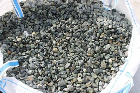 Kamenclub.ru: Щебень крошка зеленый (змеевик) фр. 20-40 мм.  купить в Красноярске мрамор зеленый, салатовый ландшафтная мраморная крошка 8500 руб/т   фото КАМЕНЬ КЛУБ