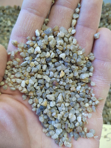 Кварцевый песок для площадок фр. 2-5 мм.  купить в Красноярске фото Камень Клуб