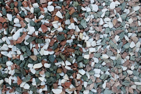 Kamenclub.ru: Мраморная крошка (щебень крошка микс: белый-зеленый-розовый) фр. 10-20 мм.  купить в Красноярске мрамор белый, зеленый, розовый декоративный ландшафтный колотый щебень 12000 руб/т   фото КАМЕНЬ КЛУБ