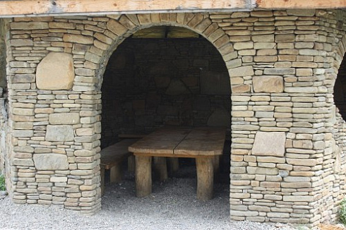 Kamenclub.ru: Песчаник для строительства и кладки блочный (фр 100-200 мм)  купить в Красноярске песчаник бежевый серый рыжий валун мелкий для строительства песчаник 6500 руб/т   фото КАМЕНЬ КЛУБ