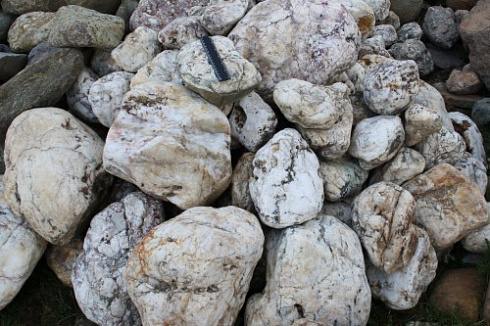 Kamenclub.ru: Кварцевый валунчик фр.100-300 мм.  купить в Красноярске кварц белый, бежевый молочный рыжий крупный природный камень галечник 7850 руб/т   фото КАМЕНЬ КЛУБ