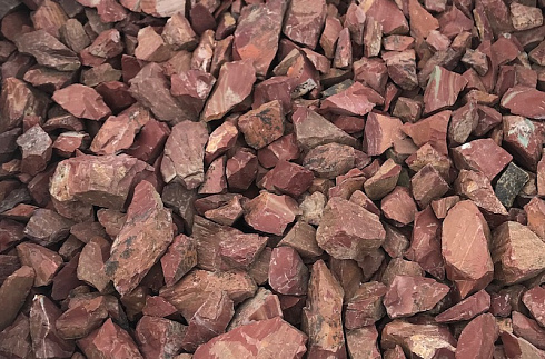 Kamenclub.ru: Щебень крошка красный (ЯШМА) фр. 20-40 мм.  купить в Красноярске яшма красный, бордовый декоративный ландшафтный щебень 9000 руб/т   фото КАМЕНЬ КЛУБ