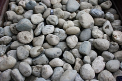 Kamenclub.ru: Речной валун (Ассорти) фр.100-300 мм.  купить в Красноярске галечник серый, темно-серый, светло-серый речная галька крупных размеров 4200 руб/т   фото КАМЕНЬ КЛУБ