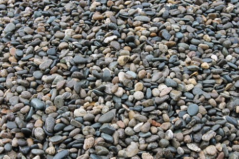 Kamenclub.ru: Галька горная речная окат (цветная) фр. 20-40 мм. купить  в Красноярске галька речная серый синий бежевый белый окатанная речная галька ландшафтная 6800 руб/т   фото КАМЕНЬ КЛУБ