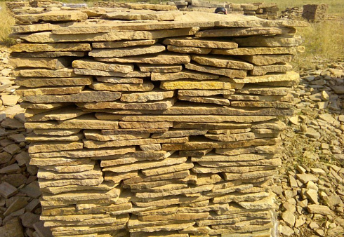 Kamenclub.ru: Песчаник пластушка желтый с разводом под дерево (2 см)  купить в Красноярске плитняк желтый с разводами, желтый, рыжий, серый песчаник пластушка рваная ландшафтная 11 000 руб/м3   фото КАМЕНЬ КЛУБ