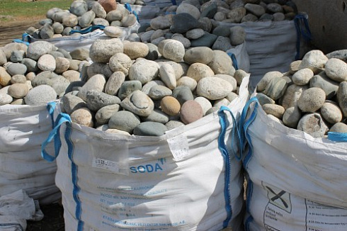 Kamenclub.ru: Речной валун (Ассорти) фр.100-300 мм.  купить в Красноярске галечник серый, темно-серый, светло-серый речная галька крупных размеров 4200 руб/т   фото КАМЕНЬ КЛУБ