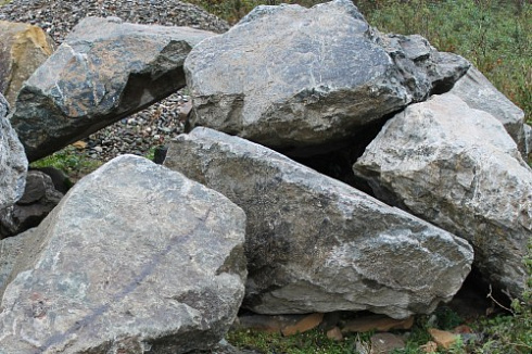 Kamenclub.ru: Змеевик скальник фр. 500-1500 мм.  купить в Красноярске змеевик зеленый серый черный глыба скальная колотая 7500 руб/т   фото КАМЕНЬ КЛУБ