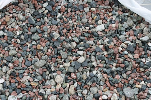 Kamenclub.ru: Мраморная крошка (щебень галтованный микс:: серый-зеленый-розовый) фр.10-20 мм.  купить в Красноярске мрамор серый, зеленый, розовый щебень окатанный округлый декоративный ландшафтный 15500 руб/т   фото КАМЕНЬ КЛУБ