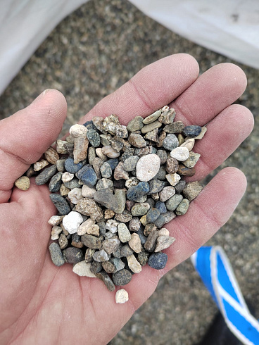 Kamenclub.ru: Галька речная окат (серая) фр.5-10 мм купить  в Красноярске галька речная серая, серый, темно-серый, светло-серый, коричневый речная окатанная галька декоративная ландшатфная 5000 руб/т   фото КАМЕНЬ КЛУБ