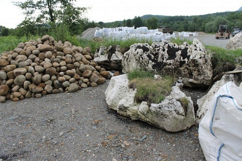 Kamenclub.ru: Песчаник ядра, фр. 100-300 мм  купить в Красноярске песчаник бежевый серый рыжий речная галька 5 000 руб/т   фото КАМЕНЬ КЛУБ