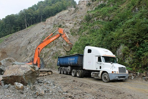 Kamenclub.ru: Гранит скальник (серо-зеленый) фр. 500-1500 мм.  купить в Красноярске гранит мрамор  серый зеленый темно-серый глыба скальная колотая ландшафтная 7 500 руб/т   фото КАМЕНЬ КЛУБ