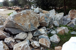 Kamenclub.ru: Гранит скальник (серо-зеленый) фр. 500-1500 мм.  купить в Красноярске гранит мрамор  серый зеленый темно-серый глыба скальная колотая ландшафтная 7 500 руб/т   фото КАМЕНЬ КЛУБ