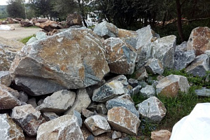 Kamenclub.ru: Гранит скальник (серо-зеленый) фр. 500-1500 мм.  купить в Красноярске гранит мрамор  серый зеленый темно-серый глыба скальная колотая ландшафтная 7 500 руб/т   фото КАМЕНЬ КЛУБ