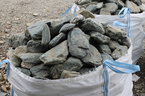 Kamenclub.ru: Гранит скальник (серо-зеленый) фр. 100-500 мм.  купить в Красноярске гранит зеленый, серый, салатовый крупный ландшафтный валун 6 000 руб/т   фото КАМЕНЬ КЛУБ