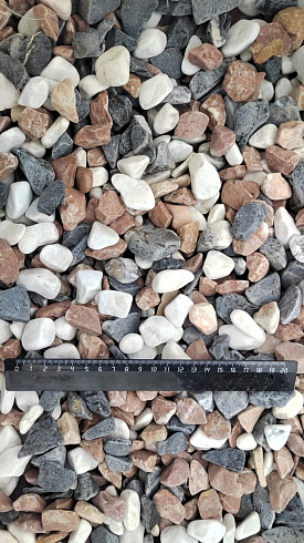 Kamenclub.ru: Мраморная крошка (щебень галтованный микс:белый-зеленый-розовый) фр.20-40 мм.  купить в Красноярске мрамор белый, зеленый, розовый мрамор декоративный (галтовка) 15500 руб/т   фото КАМЕНЬ КЛУБ
