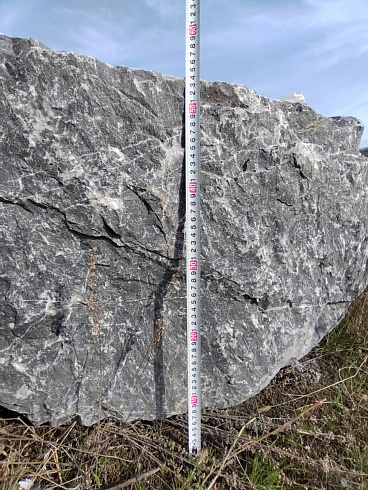 Kamenclub.ru: Черный мрамор скальник фр. 1000-1500 мм.  купить в Красноярске мрамор черный белый серый крупный колотый валун ландшафтный 9000 руб/т   фото КАМЕНЬ КЛУБ