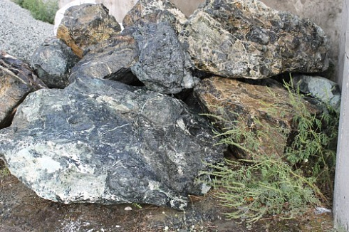 Kamenclub.ru: Змеевик скальник фр. 500-1500 мм.  купить в Красноярске змеевик зеленый серый черный глыба скальная колотая 7500 руб/т   фото КАМЕНЬ КЛУБ