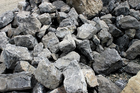 Kamenclub.ru: Черный мрамор скальник фр. 1000-1500 мм.  купить в Красноярске мрамор черный белый серый крупный колотый валун ландшафтный 9000 руб/т   фото КАМЕНЬ КЛУБ