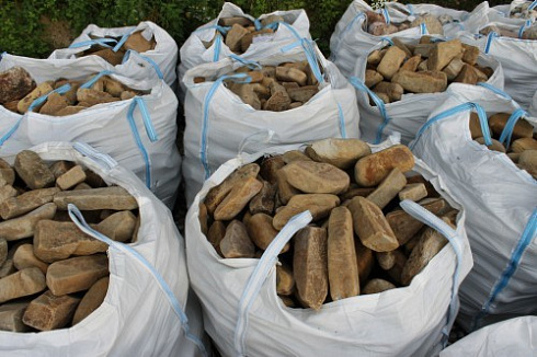 Kamenclub.ru: Песчаник для строительства и кладки блочный (фр 100-200 мм)  купить в Красноярске песчаник бежевый серый рыжий валун мелкий для строительства песчаник 6500 руб/т   фото КАМЕНЬ КЛУБ