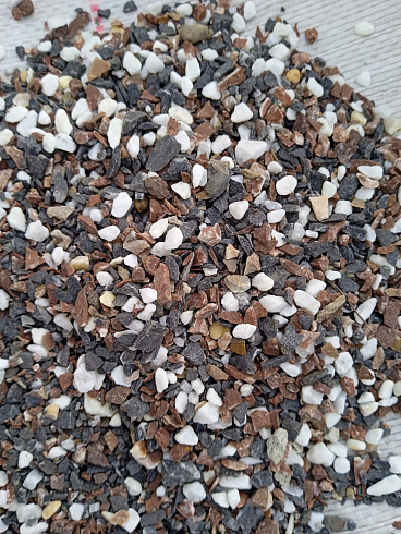 Kamenclub.ru: Мраморная крошка (щебень крошка микс : белый-черный-розовый) фр. 5-10 мм.  купить в Красноярске мрамор белый, черный, розовый, разноцветный микс декоративная мраморная каменная крошка 12000 руб/т   фото КАМЕНЬ КЛУБ
